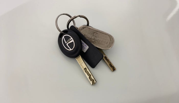 2020 Tata ALTROZ XE PETROL, Petrol, Manual, 35,843 km, Key Close Up