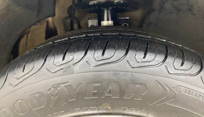 2014 Skoda Rapid 1.5 TDI CR ELEGANCE AT, Diesel, Automatic, 49,586 km, Right Front Tyre Tread