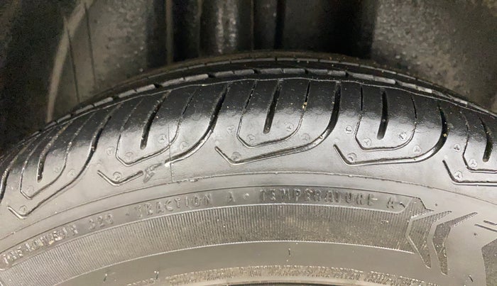 2014 Skoda Rapid 1.5 TDI CR ELEGANCE AT, Diesel, Automatic, 49,586 km, Right Rear Tyre Tread