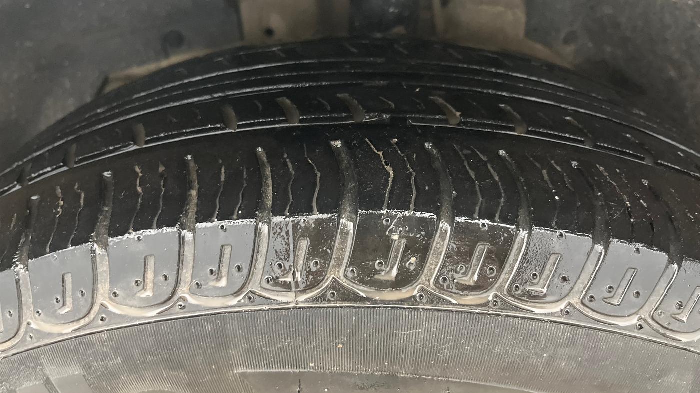 2020 Mahindra XUV500 W5, Diesel, Manual, 50 km, Left Front Tyre Tread