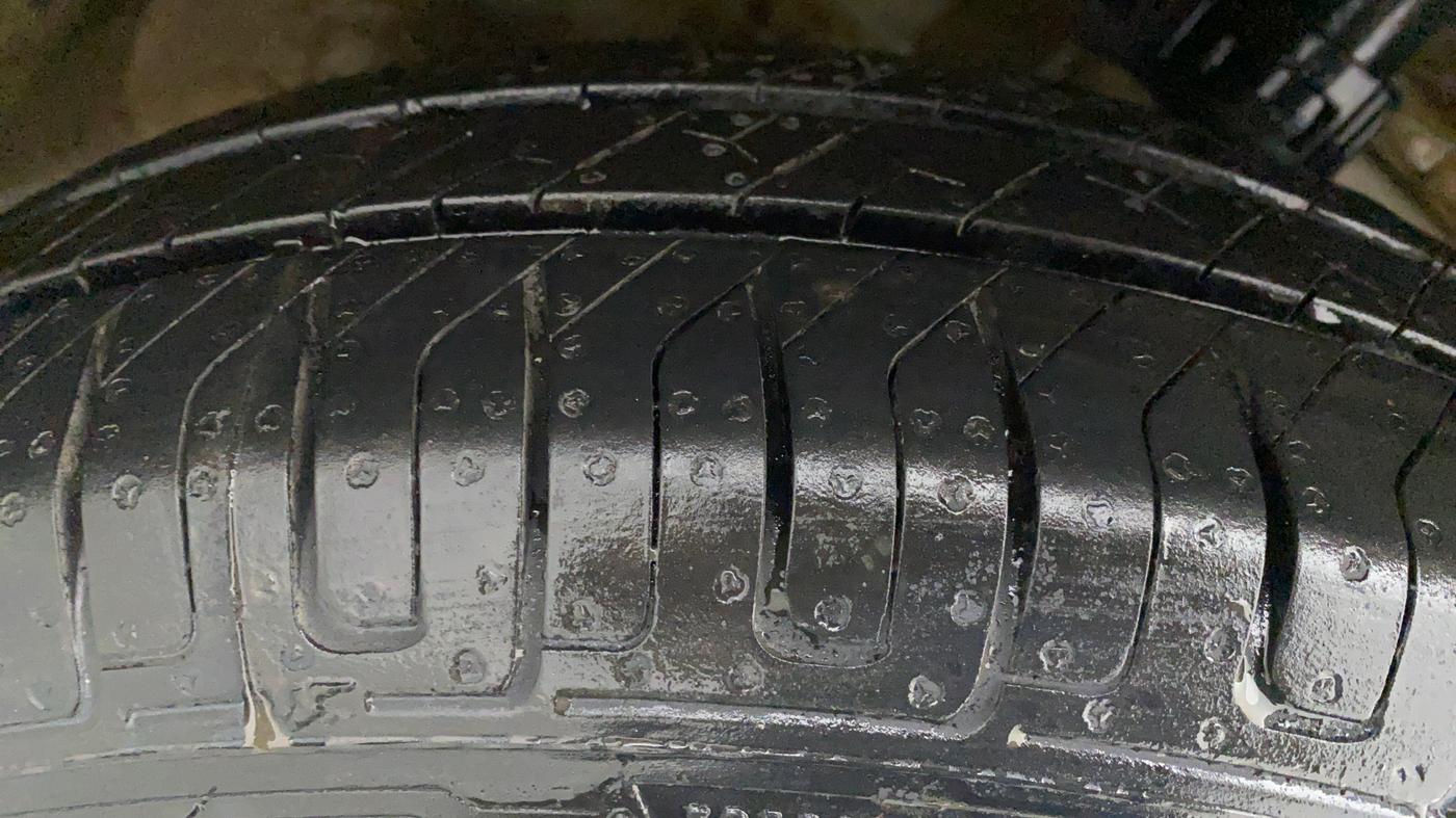 2013 Maruti Swift VXI, Petrol, Manual, 50,870 km, Right Rear Tyre Tread