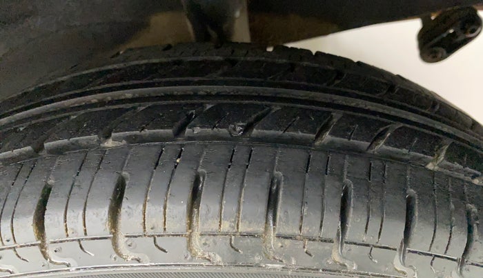 2015 Renault Kwid RXL, Petrol, Manual, 46,537 km, Left Rear Tyre Tread