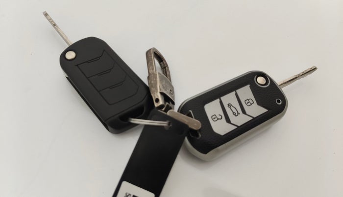 2025 Mahindra MARAZZO M 6 + 8 STR, Diesel, Manual, 5,480 km, Key Close Up