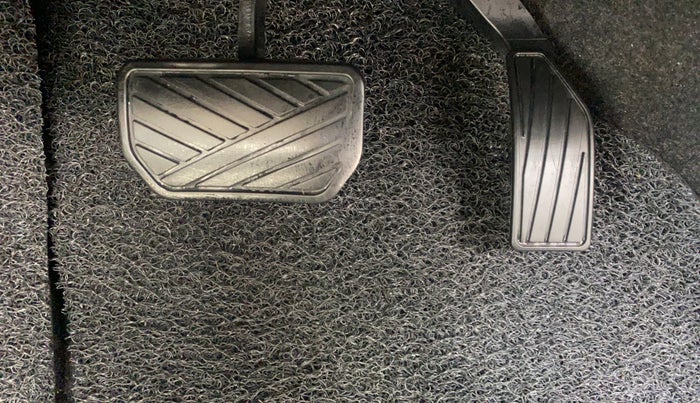 2020 Maruti S Cross ALPHA AT1.5, Petrol, Automatic, 31,990 km, Pedals