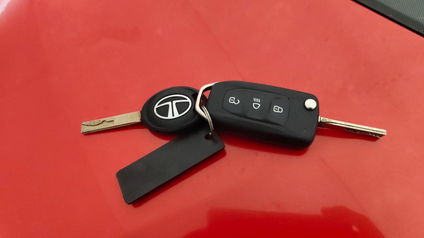 2020 Tata Tiago XZ PLUS DUAL TONE PETROL, Petrol, Manual, 35,421 km, Key Close Up