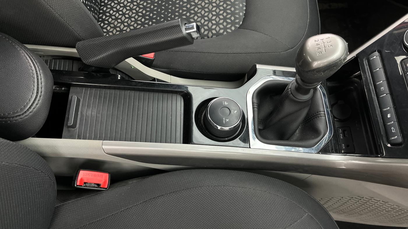 2019 Tata NEXON XZ PLUS DIESEL DUAL TONE, Diesel, Manual, 71,844 km, Gear Lever