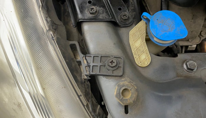 2012 Maruti Swift ZXI, Petrol, Manual, 47,360 km, Right headlight - Clamp has minor damage