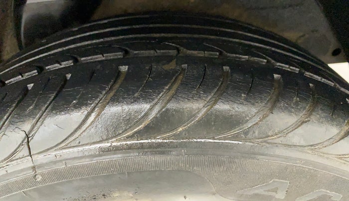 2011 Hyundai i20 ASTA 1.4 AT, Petrol, Automatic, 38,395 km, Left Rear Tyre Tread