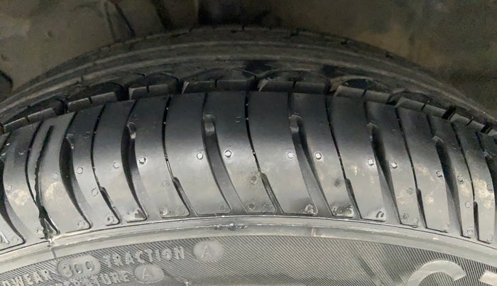 2011 Hyundai i20 ASTA 1.4 AT, Petrol, Automatic, 38,395 km, Left Front Tyre Tread