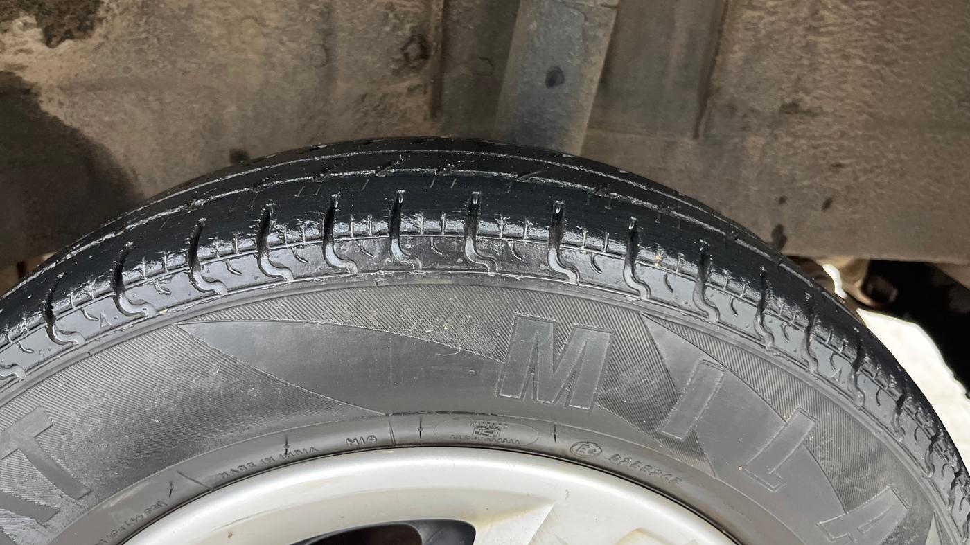 2017 Renault Kwid RXT 1.0 AMT, Petrol, Automatic, 43,434 km, Left Rear Tyre Tread