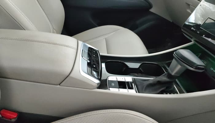 2024 Hyundai Tucson SIGNATURE 2.0 AT PETROL, Petrol, Automatic, 31,495 km, Gear Lever