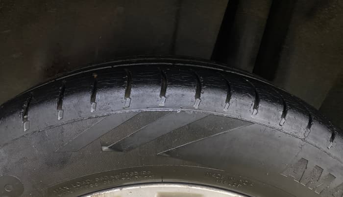 2015 Maruti Ciaz ZXI, Petrol, Manual, 1,02,616 km, Left Rear Tyre Tread