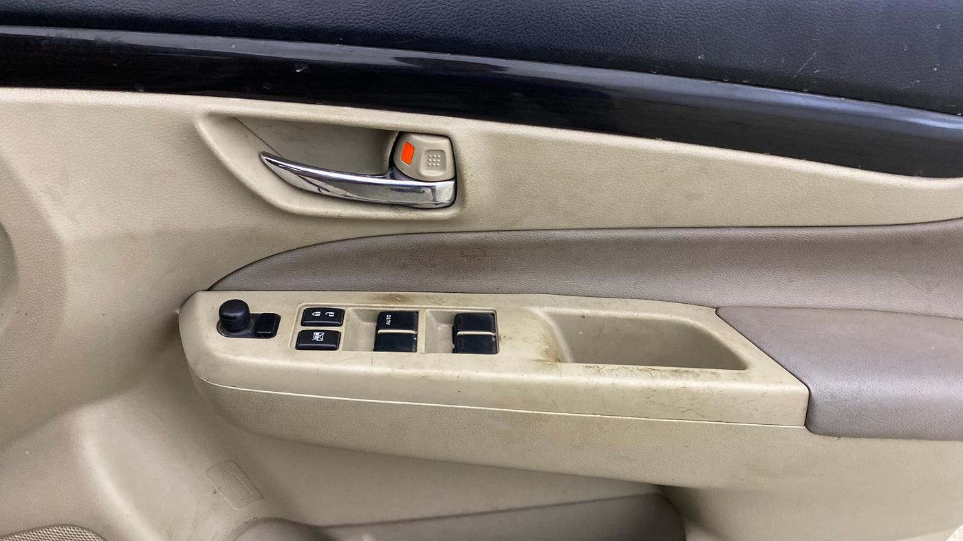 2015 Maruti Ciaz ZXI, Petrol, Manual, 1,02,616 km, Driver Side Door Panels Control