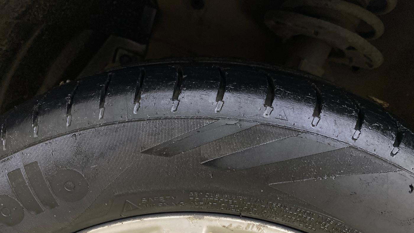 2015 Maruti Ciaz ZXI, Petrol, Manual, 1,02,616 km, Left Front Tyre Tread