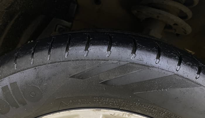 2015 Maruti Ciaz ZXI, Petrol, Manual, 1,02,616 km, Left Front Tyre Tread