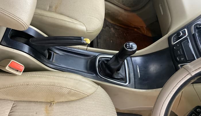 2015 Maruti Ciaz ZXI, Petrol, Manual, 1,02,616 km, Gear Lever