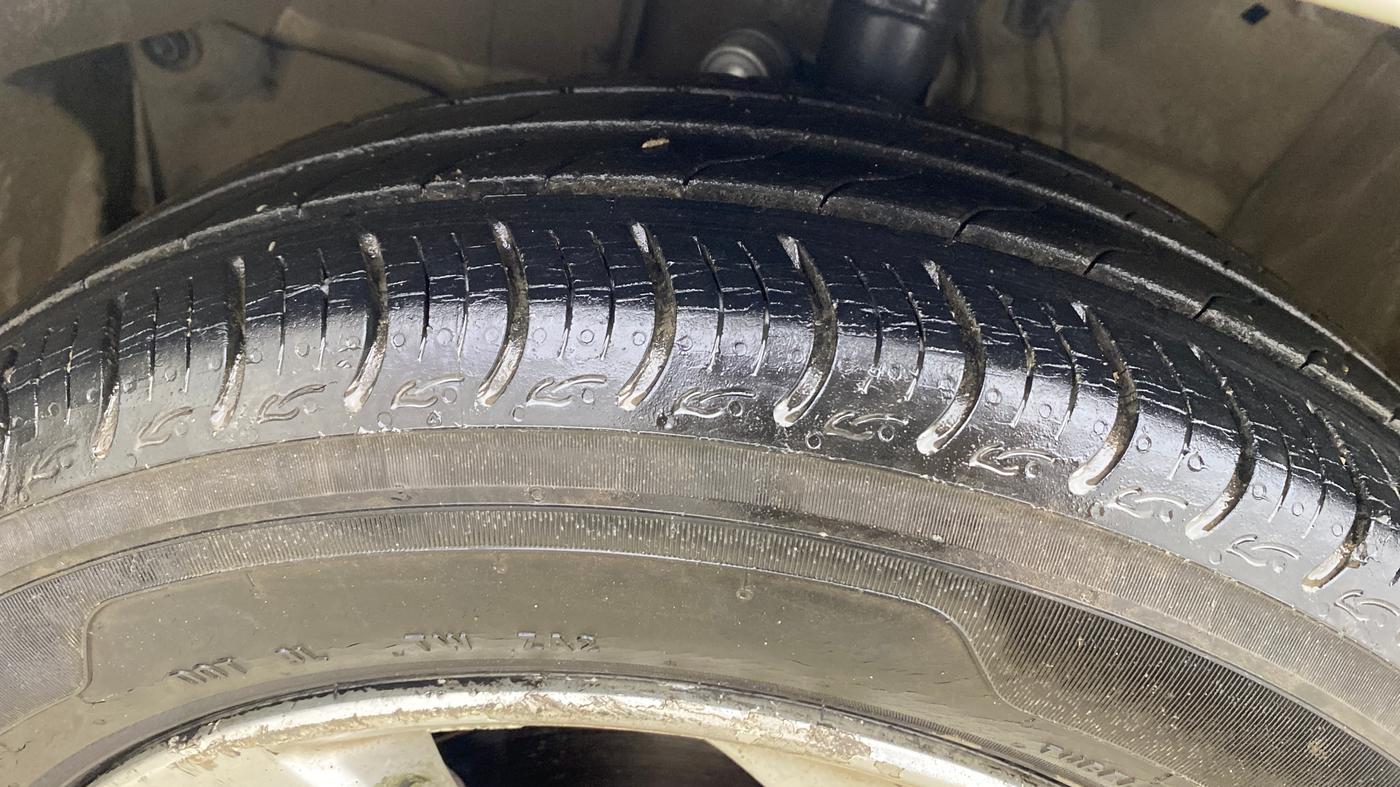 2015 Honda City 1.5L I-VTEC VX CVT, Petrol, Automatic, 1,04,375 km, Left Front Tyre Tread