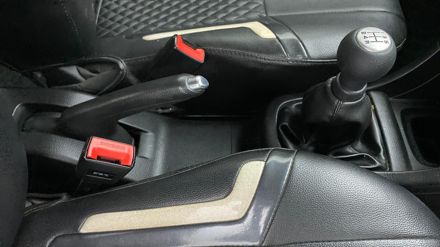 2016 Maruti Swift VXI, Petrol, Manual, 1,08,781 km, Gear Lever