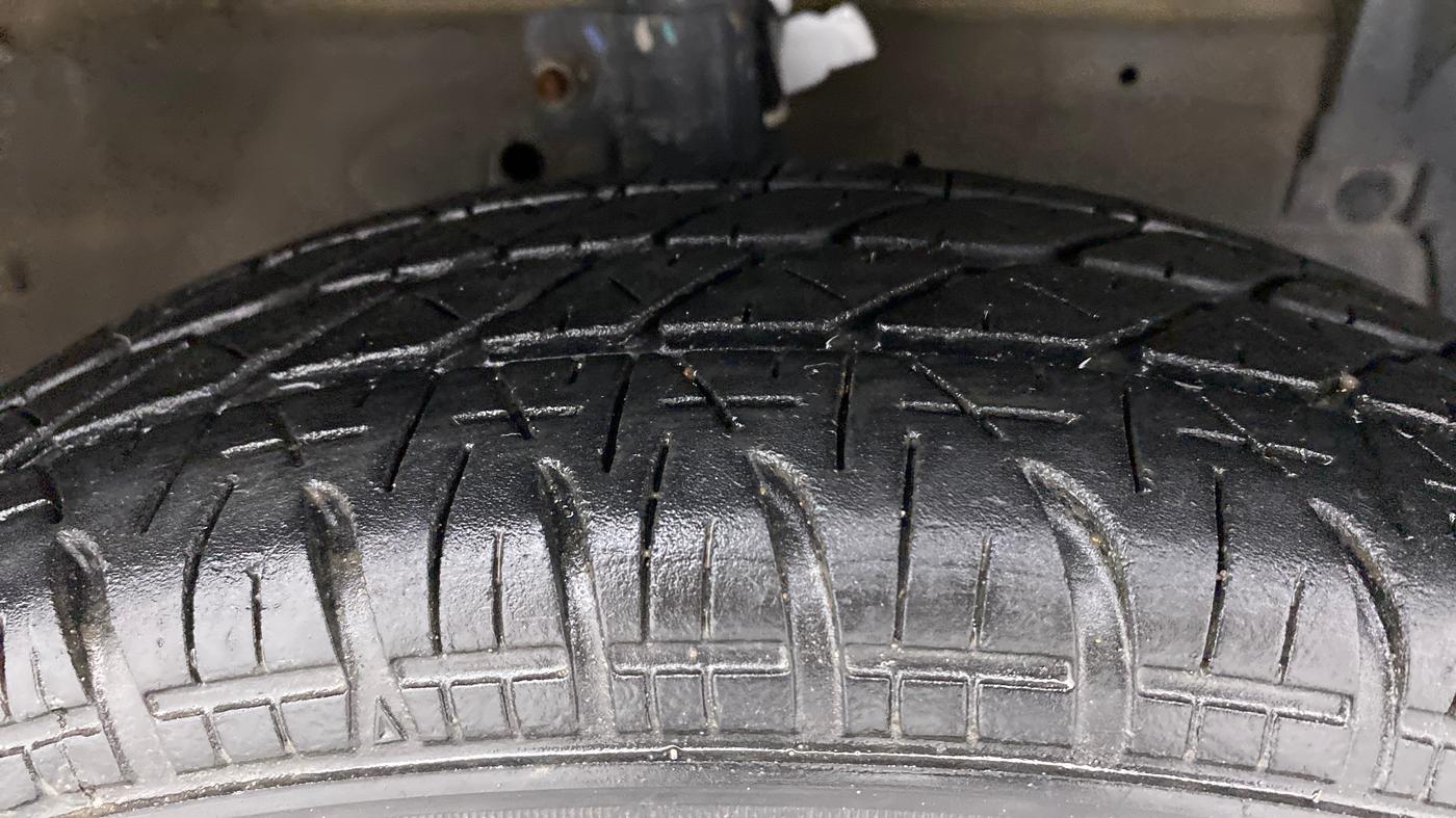 2016 Maruti Swift VXI, Petrol, Manual, 1,08,781 km, Right Front Tyre Tread