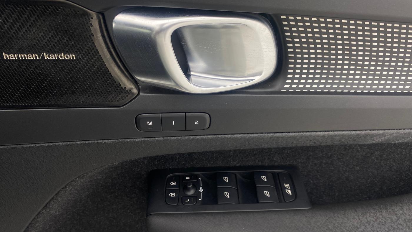 2020 Volvo XC 40 T4 R Design, Petrol, Automatic, 28,140 km, Driver Side Door Panels Control