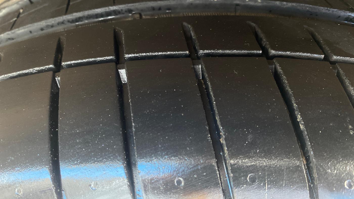 2020 Volvo XC 40 T4 R Design, Petrol, Automatic, 28,140 km, Left Front Tyre Tread