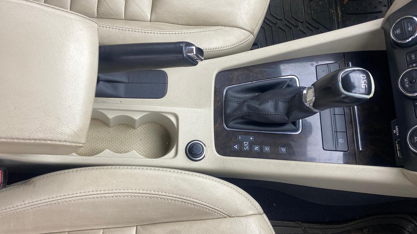 2014 Skoda Octavia AMBITION 2.0 TDI AT, Diesel, Automatic, 1,21,274 km, Gear Lever