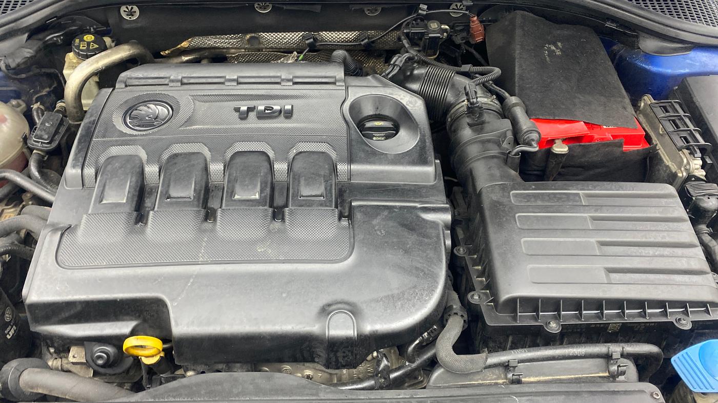 2014 Skoda Octavia AMBITION 2.0 TDI AT, Diesel, Automatic, 1,21,274 km, Engine View
