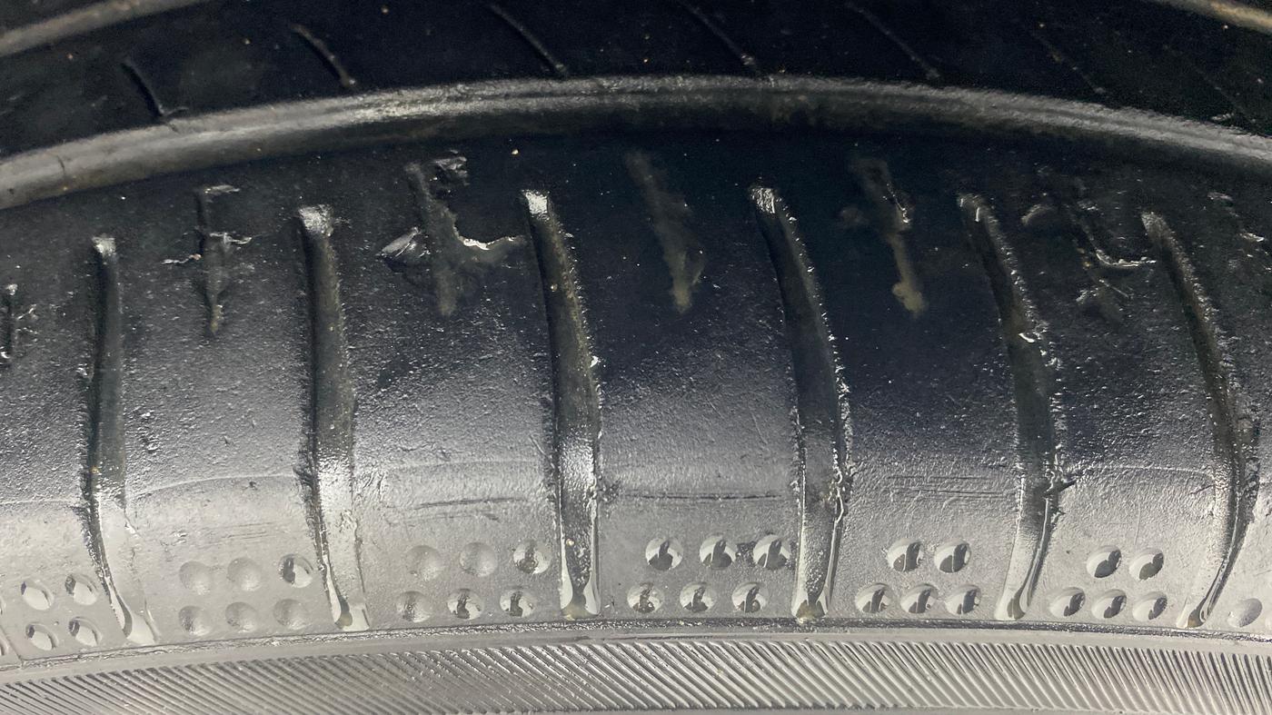 2014 Skoda Octavia AMBITION 2.0 TDI AT, Diesel, Automatic, 1,21,274 km, Left Front Tyre Tread