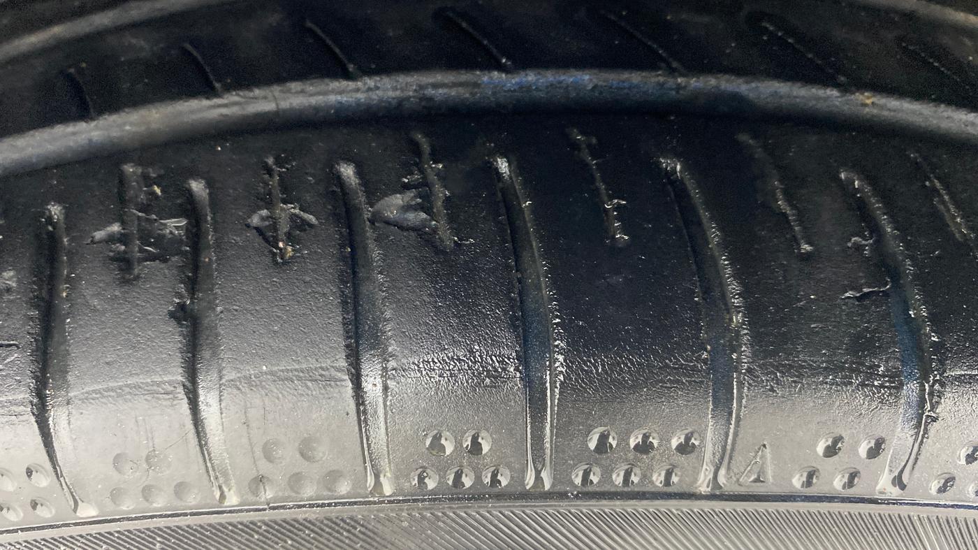 2014 Skoda Octavia AMBITION 2.0 TDI AT, Diesel, Automatic, 1,21,274 km, Right Front Tyre Tread