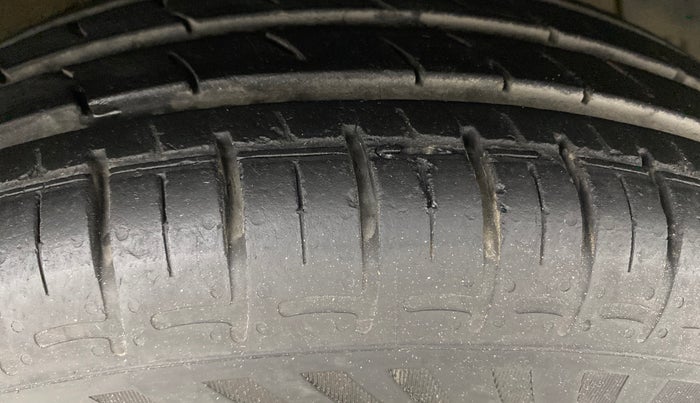 2021 Hyundai GRAND I10 NIOS MAGNA AMT 1.2 KAPPA VTVT, Petrol, Automatic, 1,00,812 km, Right Front Tyre Tread