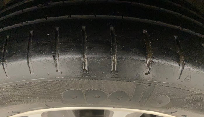 2020 Maruti Ciaz ALPHA  AT 1.5 SHVS PETROL, Petrol, Automatic, 52,387 km, Left Front Tyre Tread