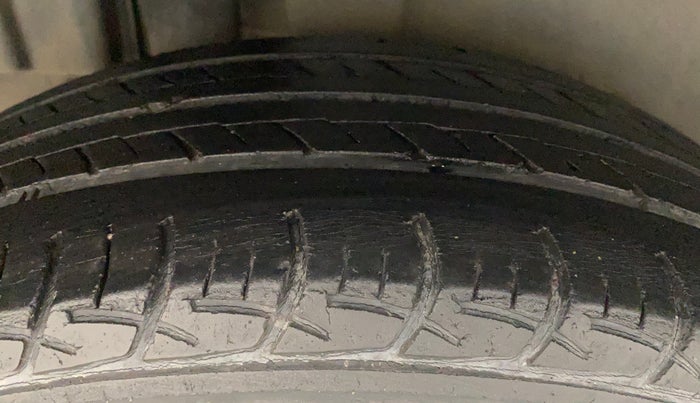 2014 Maruti Swift ZDI, Diesel, Manual, 1,09,999 km, Right Rear Tyre Tread