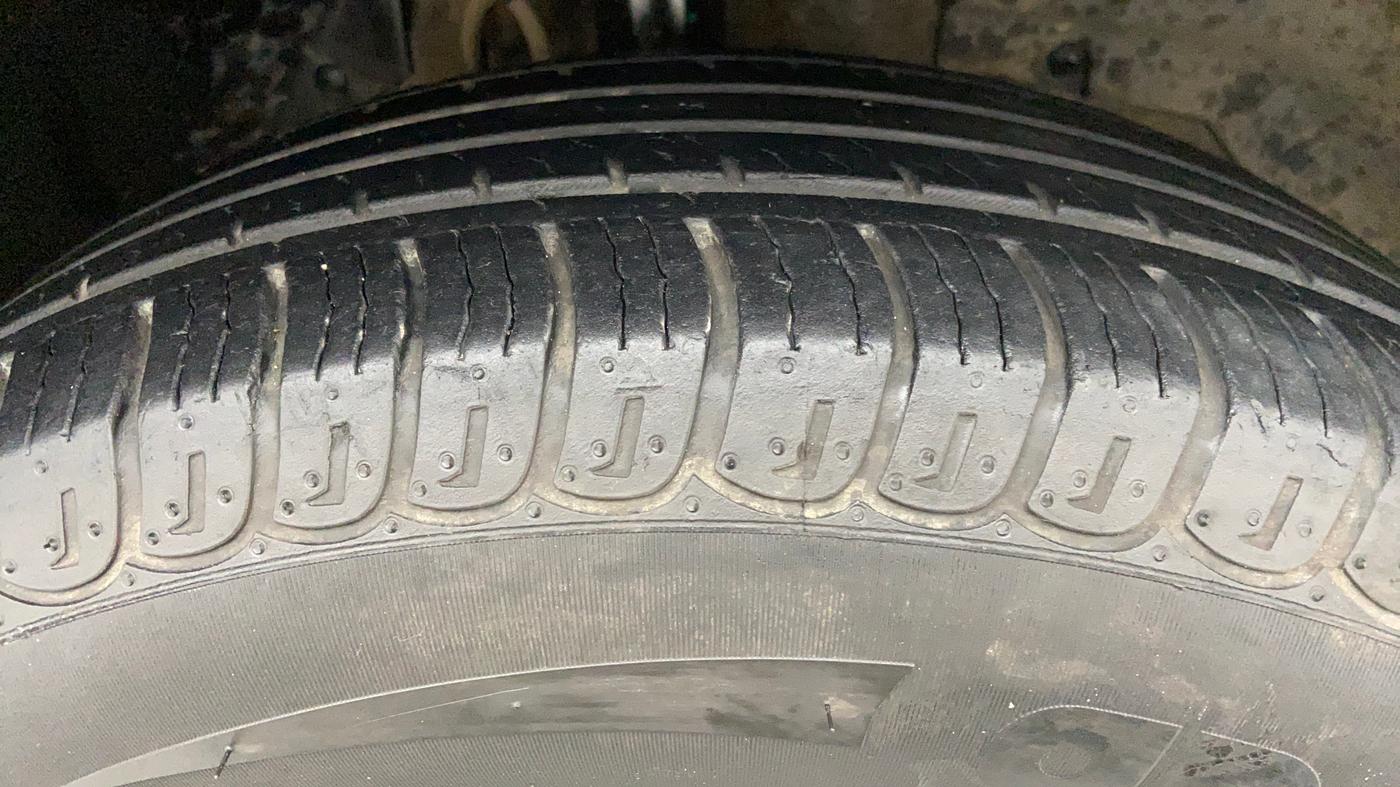 2017 Mahindra XUV500 W6 4X2, Diesel, Manual, 53,050 km, Left Front Tyre Tread