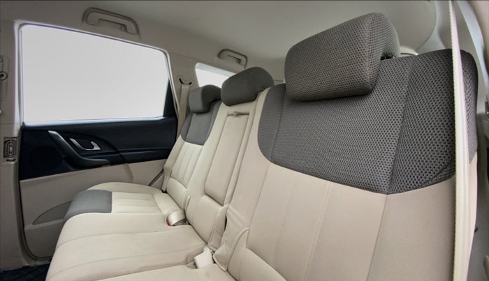 2017 Mahindra XUV500 W6 4X2, Diesel, Manual, 53,050 km, Right Side Rear Door Cabin