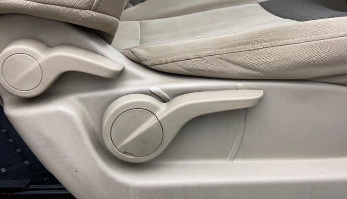 2017 Mahindra XUV500 W6 4X2, Diesel, Manual, 53,050 km, Driver Side Adjustment Panel