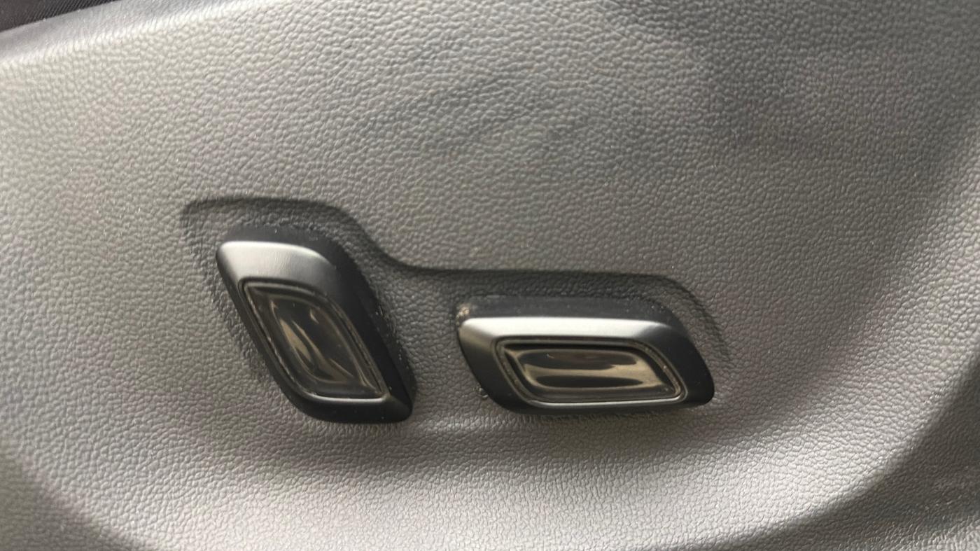 2022 MG ASTOR SAVVY 1.5 CVT S RED, Petrol, Automatic, 22,658 km, Driver Side Adjustment Panel
