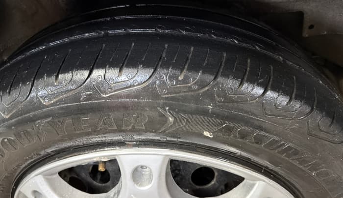 2016 Honda Jazz 1.2L I-VTEC S AT, Petrol, Automatic, 1,08,091 km, Right Rear Tyre Tread