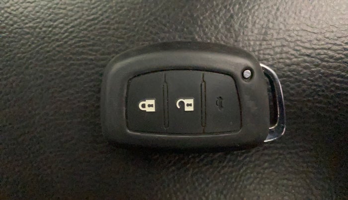 2022 Hyundai AURA SX 1.2 CNG, CNG, Manual, 1,21,511 km, Key Close Up