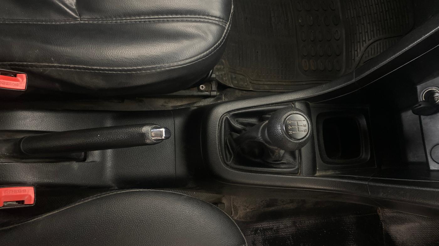 2013 Maruti Swift VXI, Petrol, Manual, 1,25,352 km, Gear Lever