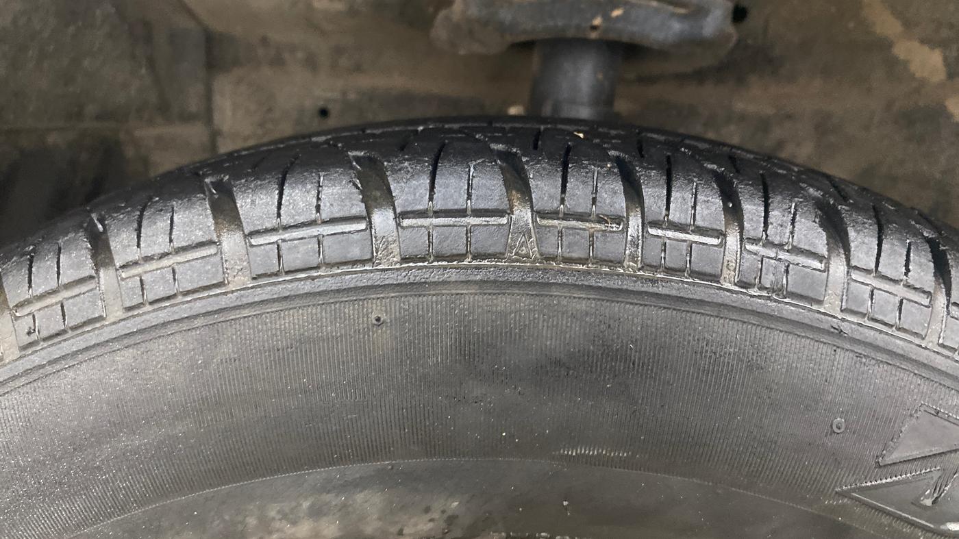 2013 Maruti Swift VXI, Petrol, Manual, 1,25,352 km, Left Front Tyre Tread