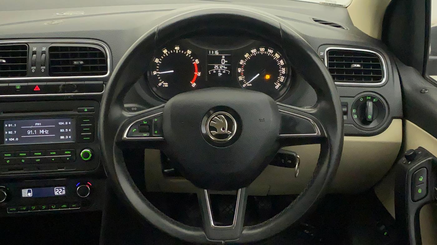 2017 Skoda Rapid AMBITION 1.6 MPI MT, Petrol, Manual, 25,124 km, Steering Wheel Close Up