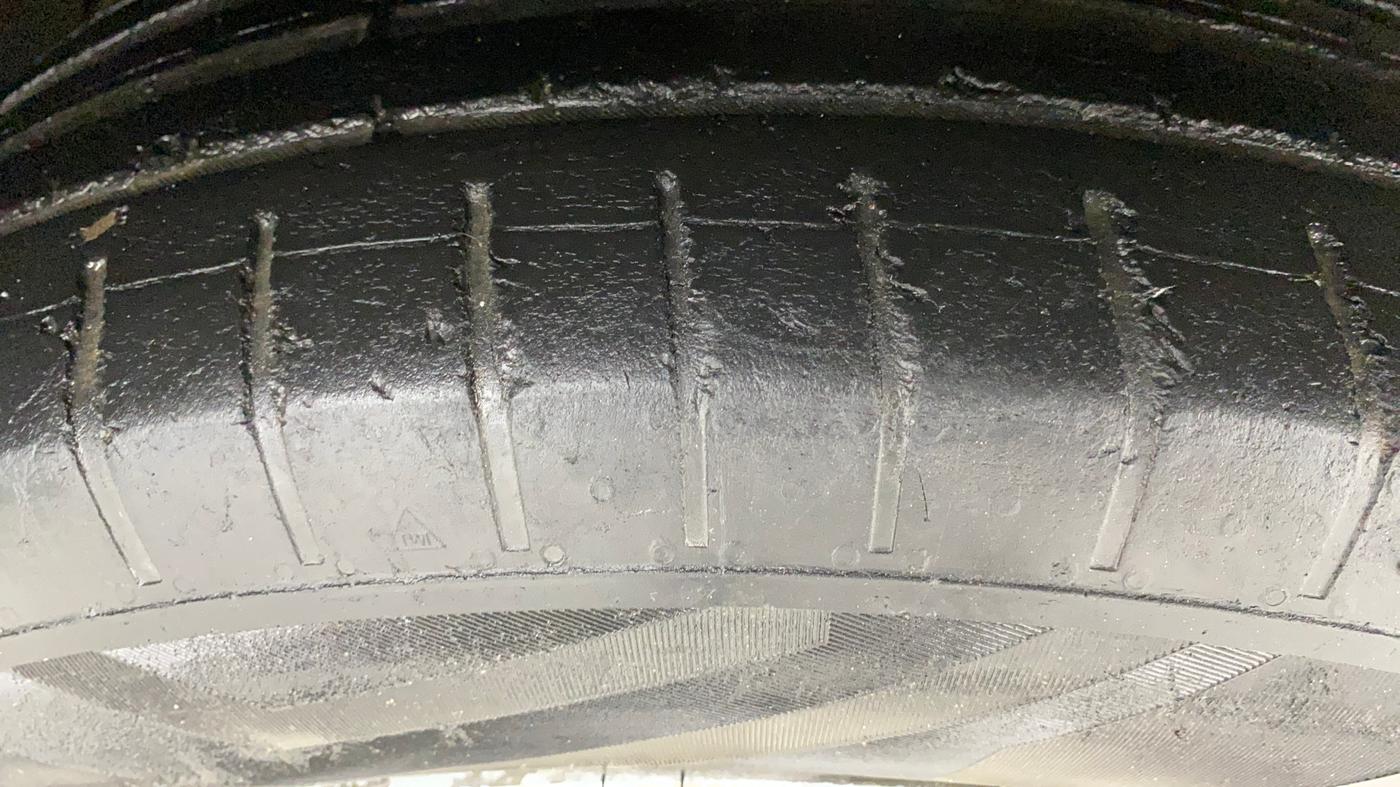 2021 Mahindra XUV300 W4 1.2 PETROL, Petrol, Manual, 45,494 km, Right Front Tyre Tread