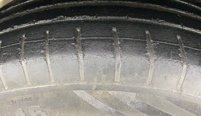 2021 Mahindra XUV300 W4 1.2 PETROL, Petrol, Manual, 45,494 km, Left Front Tyre Tread