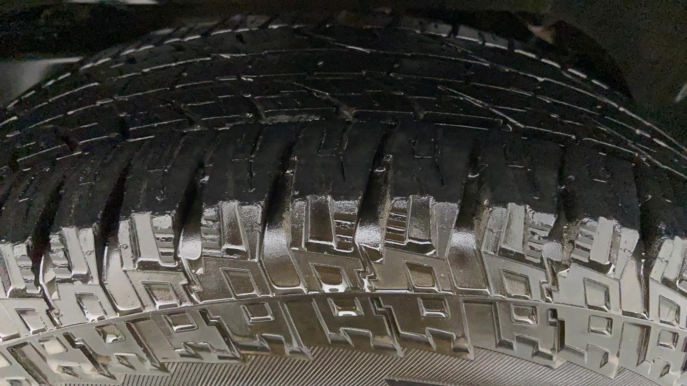 2017 Mahindra TUV300 T8, Diesel, Manual, 70,388 km, Right Front Tyre Tread