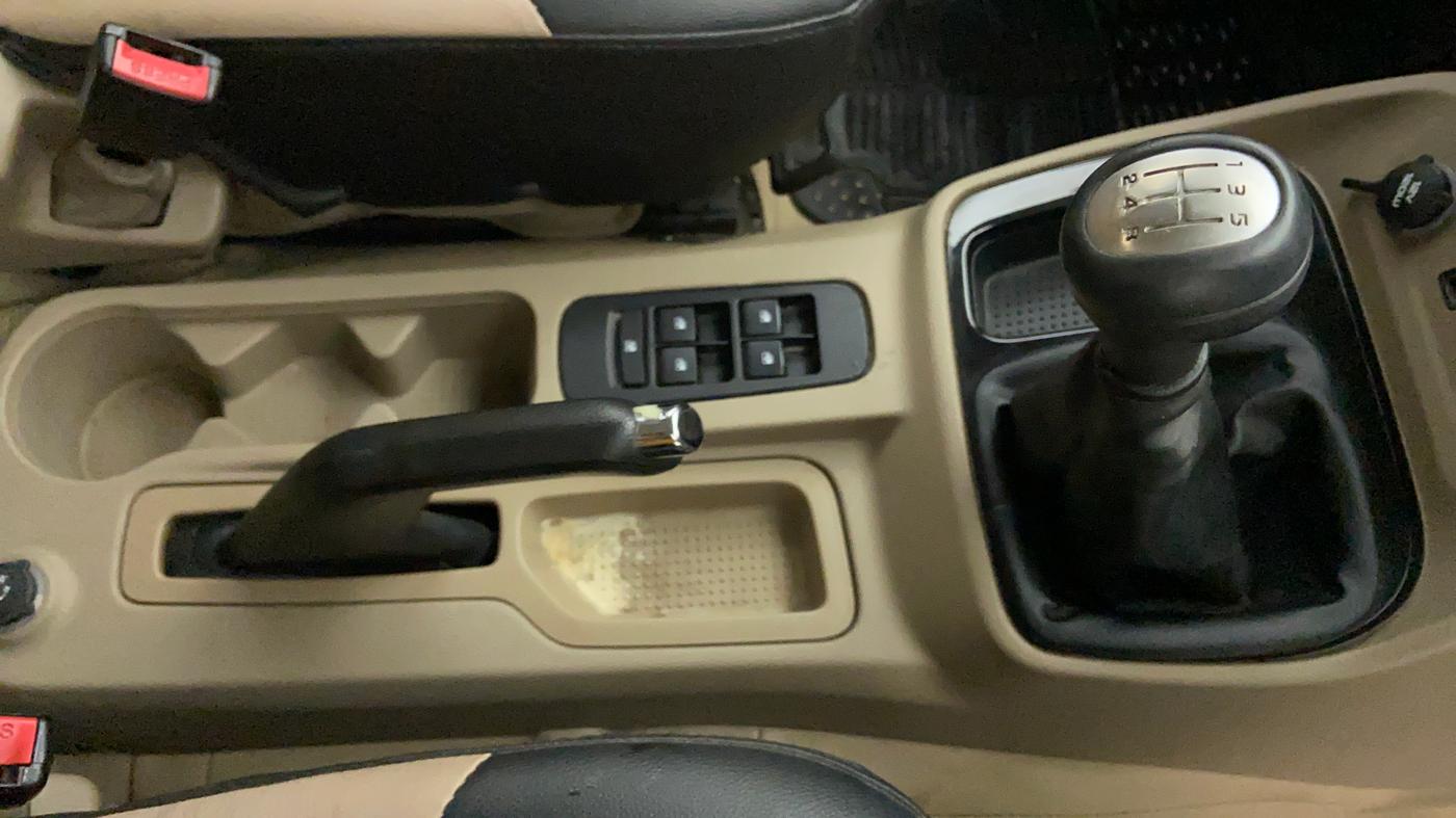 2017 Mahindra TUV300 T8, Diesel, Manual, 70,388 km, Gear Lever