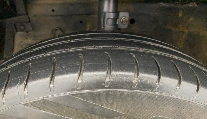 2015 Maruti Swift VXI, Petrol, Manual, 92,030 km, Left Front Tyre Tread