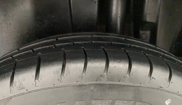 2015 Maruti Swift VXI, Petrol, Manual, 92,030 km, Left Rear Tyre Tread