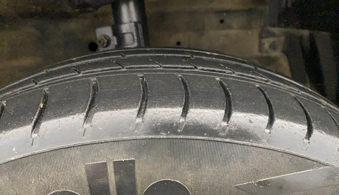 2015 Maruti Swift VXI, Petrol, Manual, 92,030 km, Right Front Tyre Tread