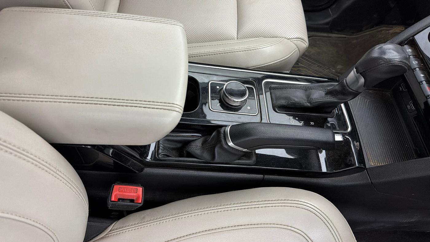 2022 Mahindra XUV700 AX 7 P AT 7 STR, Petrol, Automatic, 63,285 km, Gear Lever