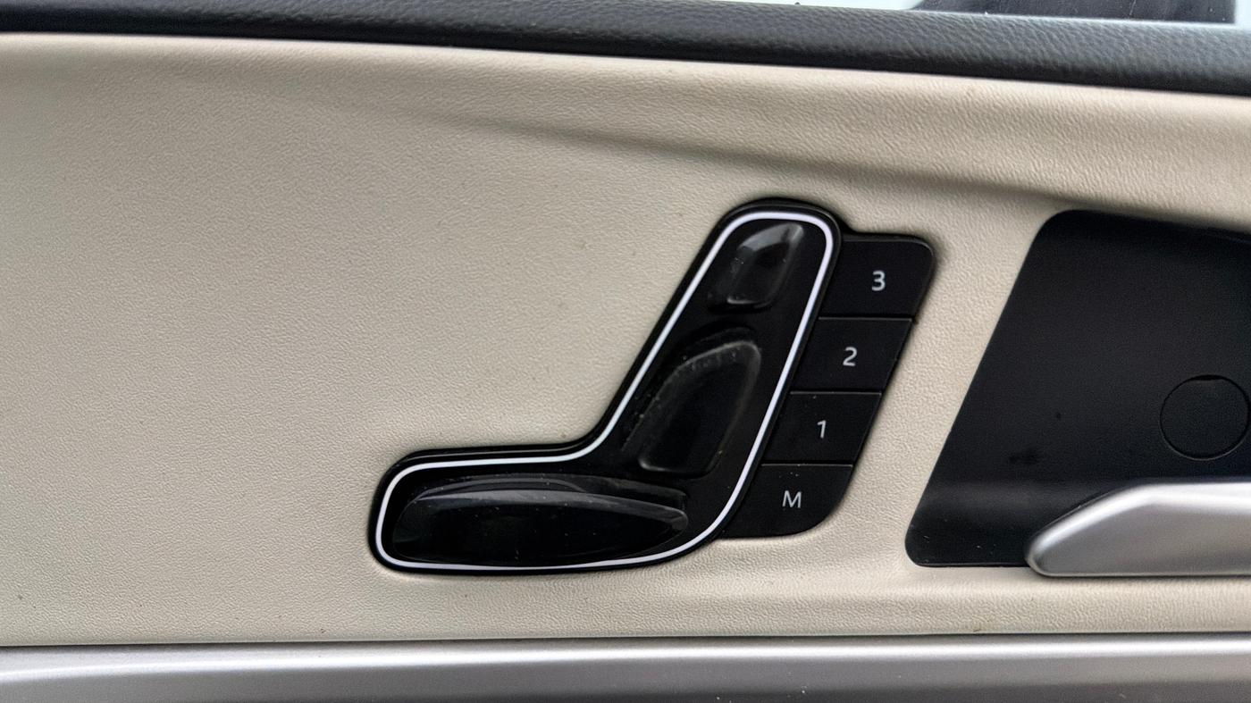 2022 Mahindra XUV700 AX 7 P AT 7 STR, Petrol, Automatic, 63,285 km, Driver Side Adjustment Panel